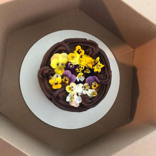 Pastel de Ganache de Chocolate con Flores Comestibles