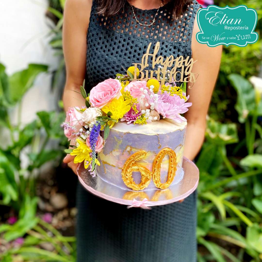 Pasteles de betún y florales naturales